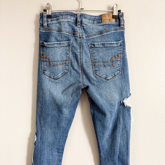 American Eagle Medium Wash Super High Rise Distressed Jegging Size 2 - Picture 4 of 7